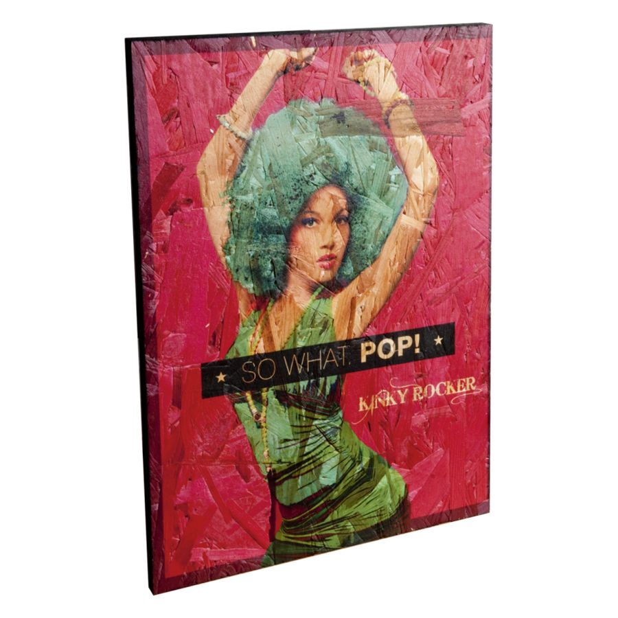 Värikäs puukyltti KINKY POP retro-tyyliin Puukyltti vihreään pukeutuneella naisella ja tekstillä 'SO WHAT. POP!' punaisella taustalla