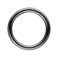 Musta titaani segmenttirengas 1,2 mm Musta segmenttirengas titaanista, paksuus 1,2 mm, sisähalkaisija 7,0 mm valkoisella taustalla