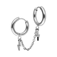 Hopeiset Double Huggie -korvakorut kirurginteräksestä salamakoristeilla valkoisella taustalla