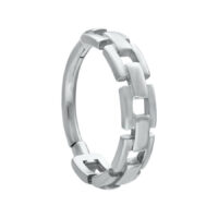 Hopeinen Chain Links Clicker kirurginteräksestä valkoisella taustalla