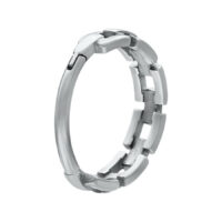 Hopeinen Chain Links Clicker kirurginteräksestä valkoisella taustalla