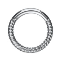 Twisted Chain Clicker hopeassa Hopeinen lävistysrengas kierretyllä ketjurakenteella valkoisella taustalla