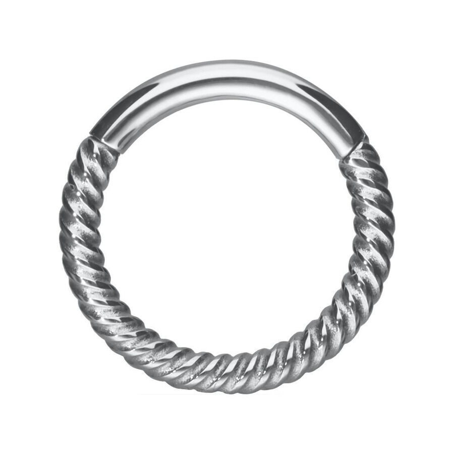 Twisted Chain Clicker hopeassa Hopeinen lävistysrengas kierretyllä ketjurakenteella valkoisella taustalla