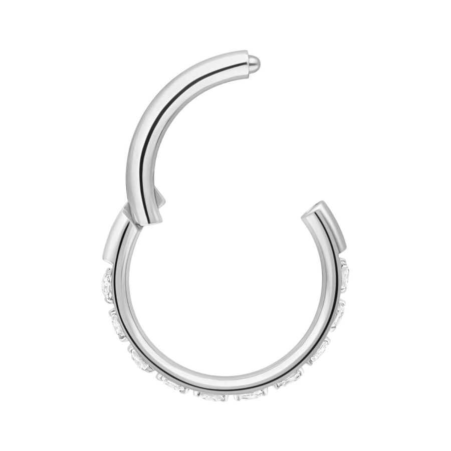 Hopeinen clicker-lävistysrengas kristalleilla, 10 mm, valkoisella taustalla