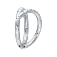 Hopeinen Double Crystal Clicker -lävistys Hopeinen Clicker-lävistys kristalleilla valkoisella taustalla