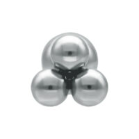 Triplets Barbell kirurginteräksestä hopeanvärisenä Hopeanvärinen Triplets Barbell, jossa kolme pallomaista päätä valkoisella taustalla