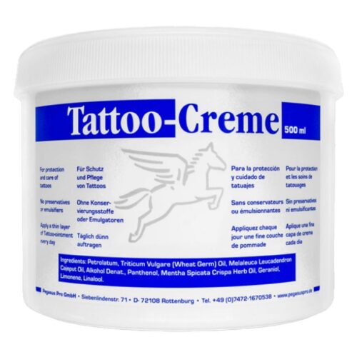 Valkoinen purkki Pegasus Tattoo Creme sinisellä etiketillä ja logolla valkoisella taustalla