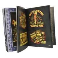 Avoin kirja, jossa on värikkäitä rock'n'roll- ja voodoo-kuvituksia