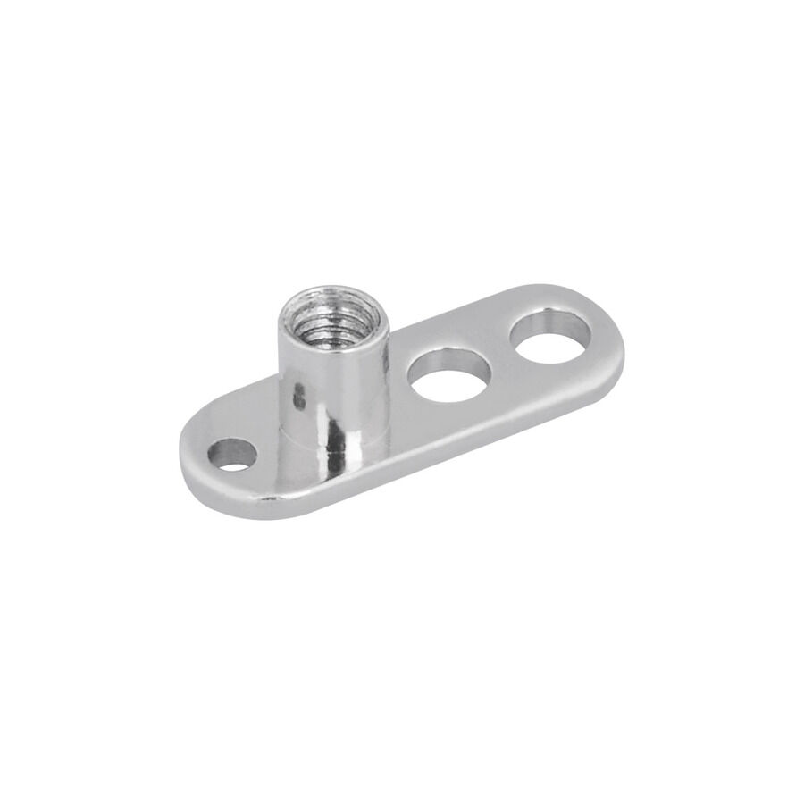 Hopeinen titaani-dermal anchor, jossa 3 reikää Hopeinen titaani-dermal anchor, jossa 3 reikää valkoisella taustalla