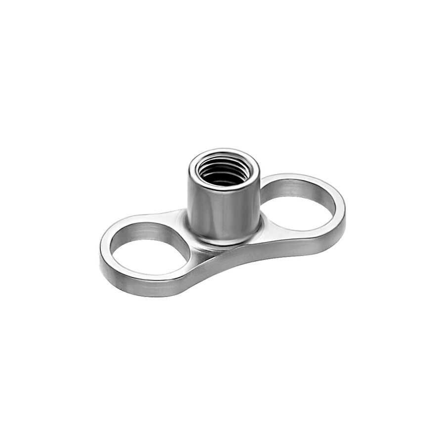 Titan Highline Dermal Anchor 1.5mm Hopeinen titaani Dermal Anchor kahdella reiällä valkoisella taustalla