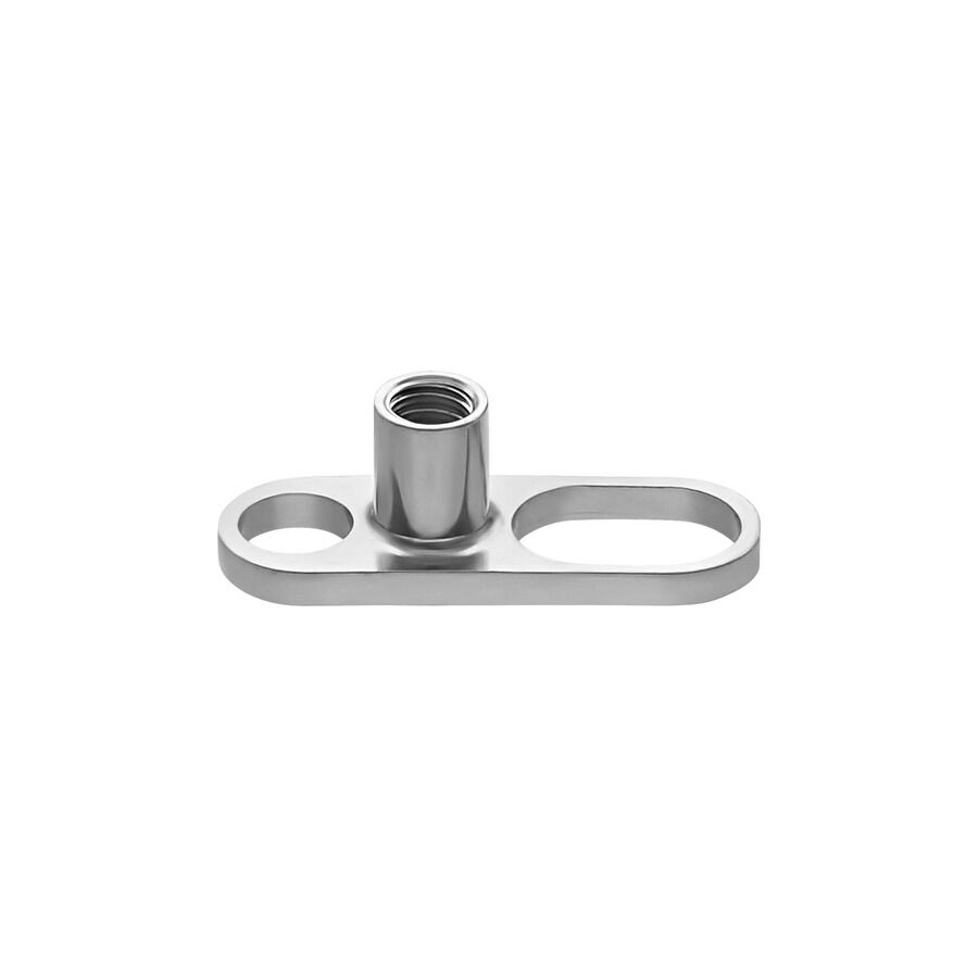 Hopeinen dermal anchor titaanista Hopeinen dermal anchor titaanista valkoisella taustalla