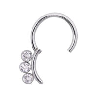 Hopeinen septum-clicker kristalleilla Hopeinen saranarengas, jossa kolme kirkasta kristallia valkoisella taustalla