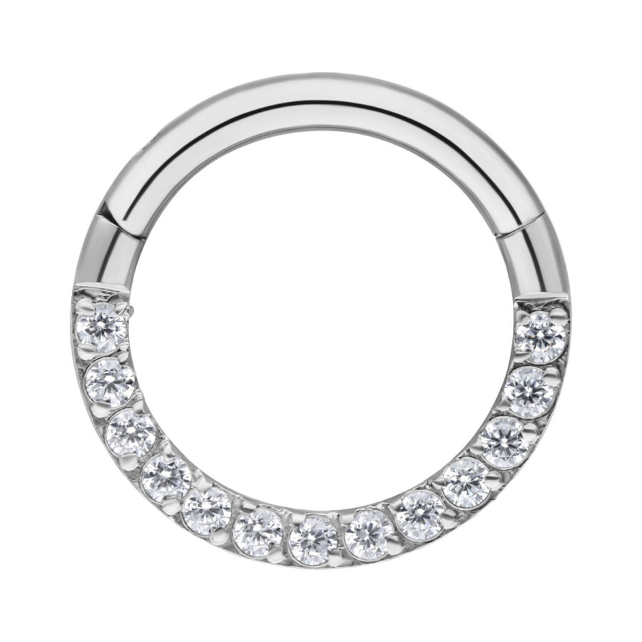 Hopeinen septum clicker pavé-set kristalleilla valkoisella taustalla