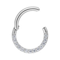 Hopeinen septum-clicker kristallikivillä, 6mm Hopeinen septum-clicker kirurginteräksestä kirkkailla kristallikivillä valkoisella taustalla
