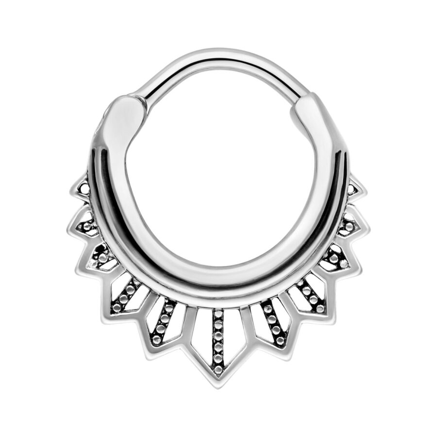 Hopeinen septum clicker koristeellisilla piikeillä valkoisella taustalla