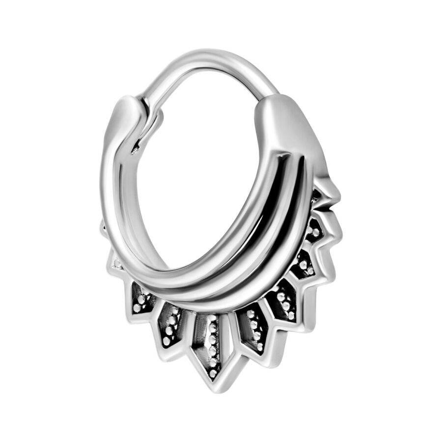 Hopeinen septum clicker -rengas kukkakuviolla valkoisella taustalla