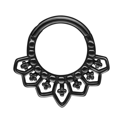 Musta septum clicker kirurginteräksestä koristeellisella designilla valkoisella taustalla
