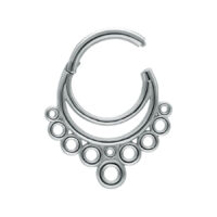 Hopeinen Bubble Septum Clicker -lävistyskoru Hopeinen septum-clicker kuplamuotoilulla valkoisella taustalla