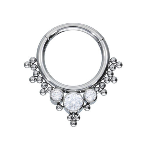 Hopeinen septum clicker kristallinkirkkailla kivillä valkoisella taustalla