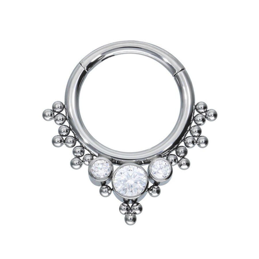 Crystal Bindi Clicker Hopea Kristalleilla Hopeinen septum clicker kristallinkirkkailla kivillä valkoisella taustalla