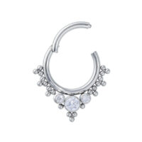 Hopeinen Crystal Bindi Clicker kristalleilla Hopeinen septum clicker kirkkailla kristalleilla valkoisella taustalla