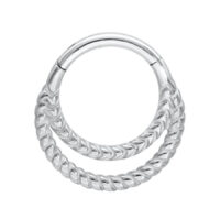 Hopeinen Double Twisted Clicker -lävistysrengas Hopeinen Double Twisted Clicker kirurginteräksestä 316L valkoisella taustalla