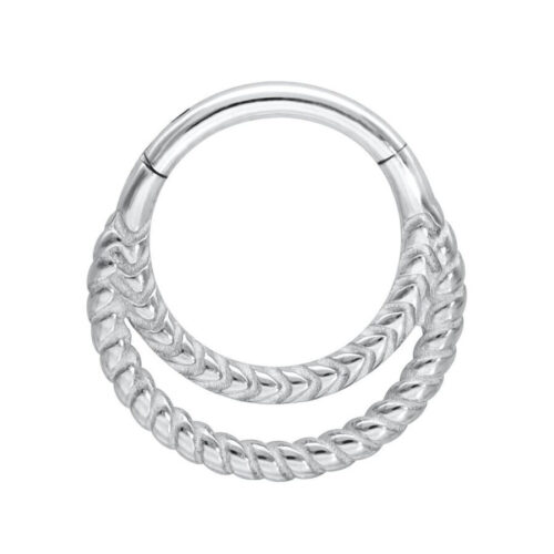 Hopeinen Double Twisted Clicker kirurginteräksestä 316L valkoisella taustalla