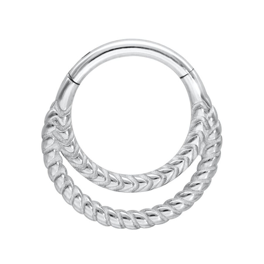 Hopeinen Double Twisted Clicker -lävistysrengas Hopeinen Double Twisted Clicker kirurginteräksestä 316L valkoisella taustalla