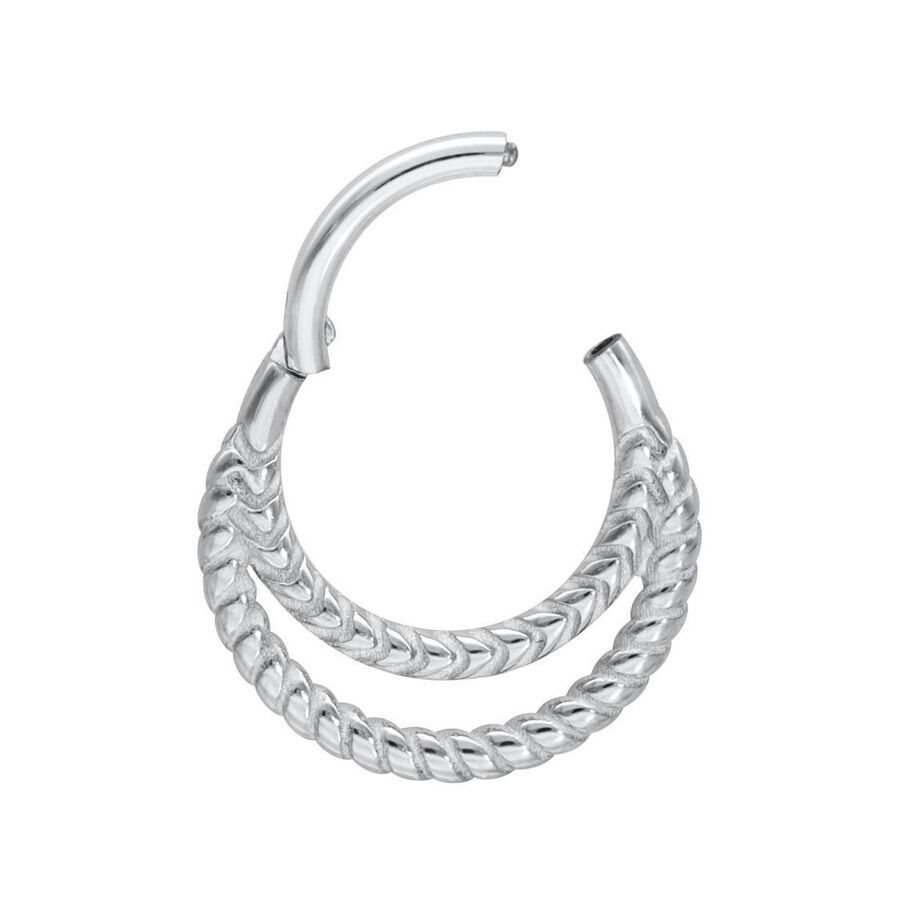 Hopeinen Double Twisted Clicker -lävistysrengas Hopeinen lävistysrengas, jossa on kaksinkertainen kiertymä valkoisella taustalla