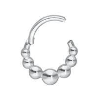 Hopeinen Flat Balls Clicker -lävistys Hopeinen septum-clicker pallokuvioinnilla valkoisella taustalla