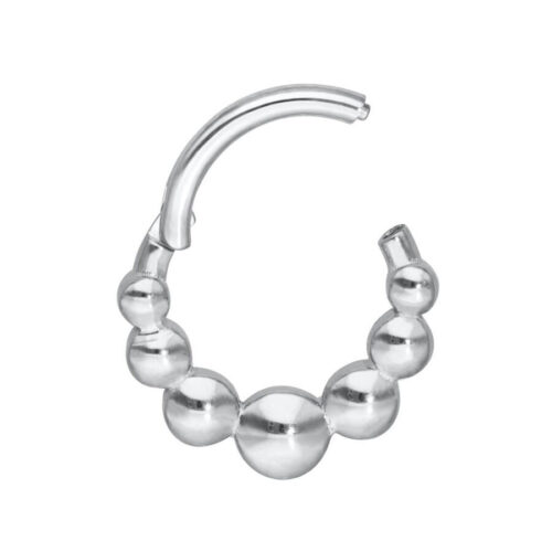 Hopeinen septum-clicker pallokuvioinnilla valkoisella taustalla