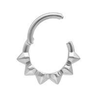 Spikes Clicker Hopea Lävistysrengas Hopeinen Spikes Clicker lävistysrengas kirurginteräksestä valkoisella taustalla