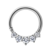 Hopeinen Glamour Hinged Clicker kristalleilla Hopeinen lävistysrengas kirkkailla kristalleilla valkoisella taustalla