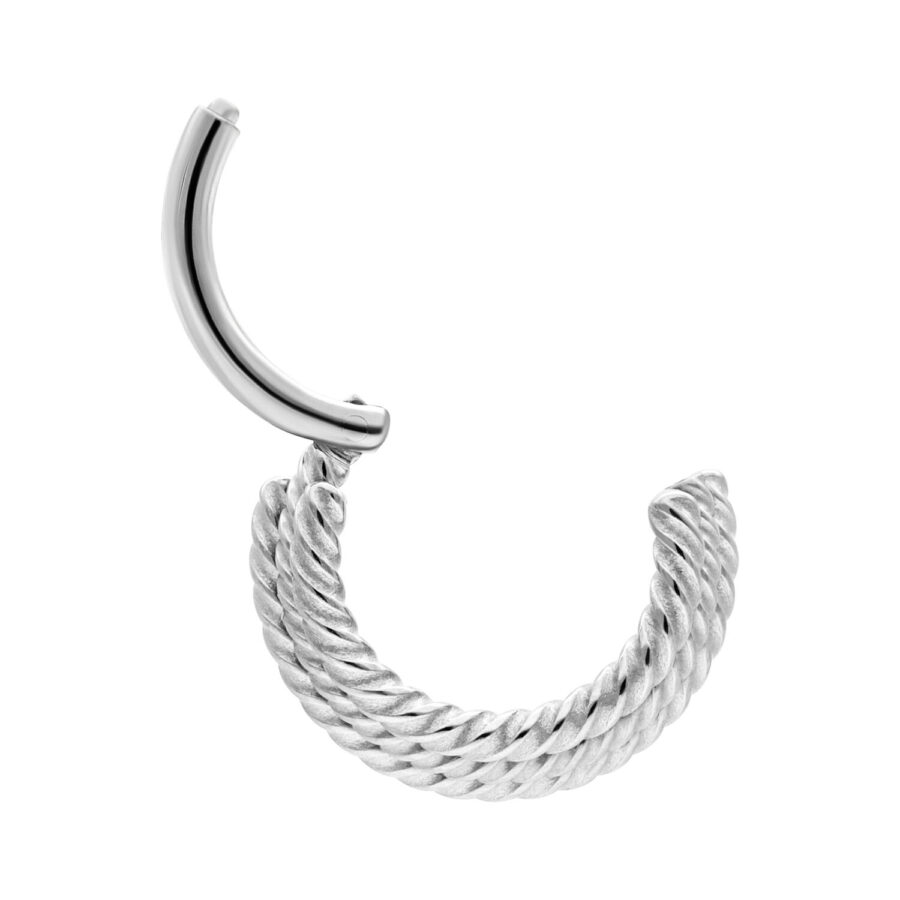 Hopeinen septum-clicker, jossa kolme kierrettyä köyttä valkoisella taustalla