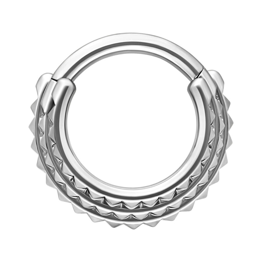 Hopeinen septum clicker kolminkertaisella piikkimuotoilulla valkoisella taustalla