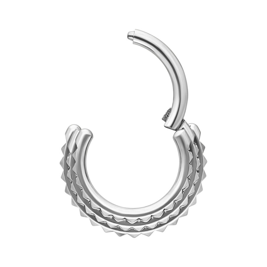 Hopeinen Triple Spike Septum Clicker valkoisella taustalla