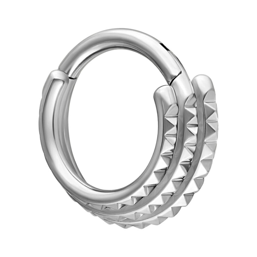 Saranoitu septum clicker hopeassa, jossa kolminkertainen piikkimuotoilu valkoisella taustalla