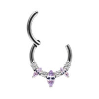 Septum-clicker hopeisesta metallista laventelin värisillä kristalleilla valkoisella taustalla