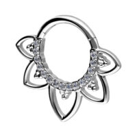 Hopeinen Flower Lines Crystal Septum Clicker Hopeinen septum-clicker kukkakuviolla ja kristallikoristeilla valkoisella taustalla