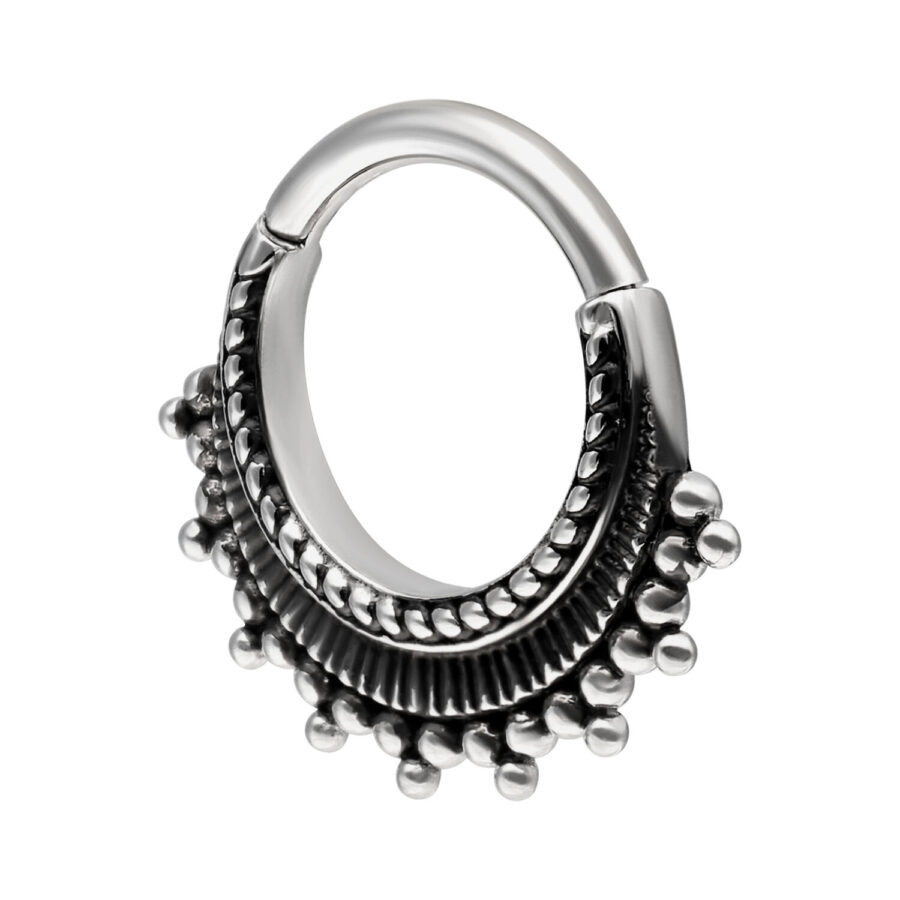 Hopeanvärinen septum-clicker kirurginteräksestä 316L valkoisella taustalla
