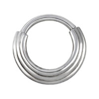 Hopeinen kovera septum-clicker kirurginteräksestä Hopeinen septum-clicker kirurginteräksestä valkoisella taustalla