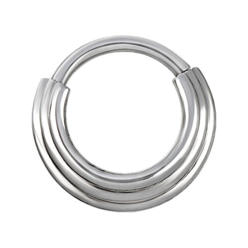 Hopeinen septum-clicker kirurginteräksestä valkoisella taustalla