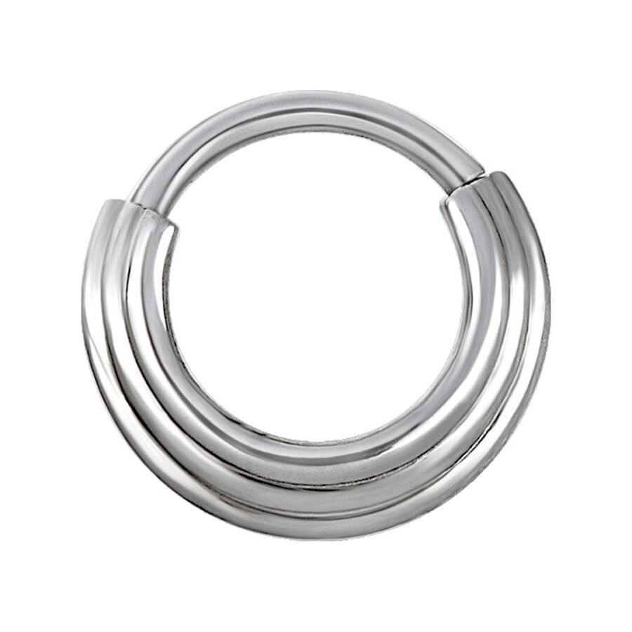 Hopeinen kovera septum-clicker kirurginteräksestä Hopeinen septum-clicker kirurginteräksestä valkoisella taustalla