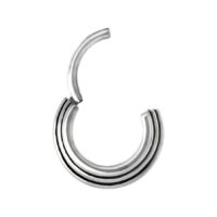 Hopeinen kovera septum clicker kirurginteräksestä Hopeinen septum clicker koveralla muodolla valkoisella taustalla