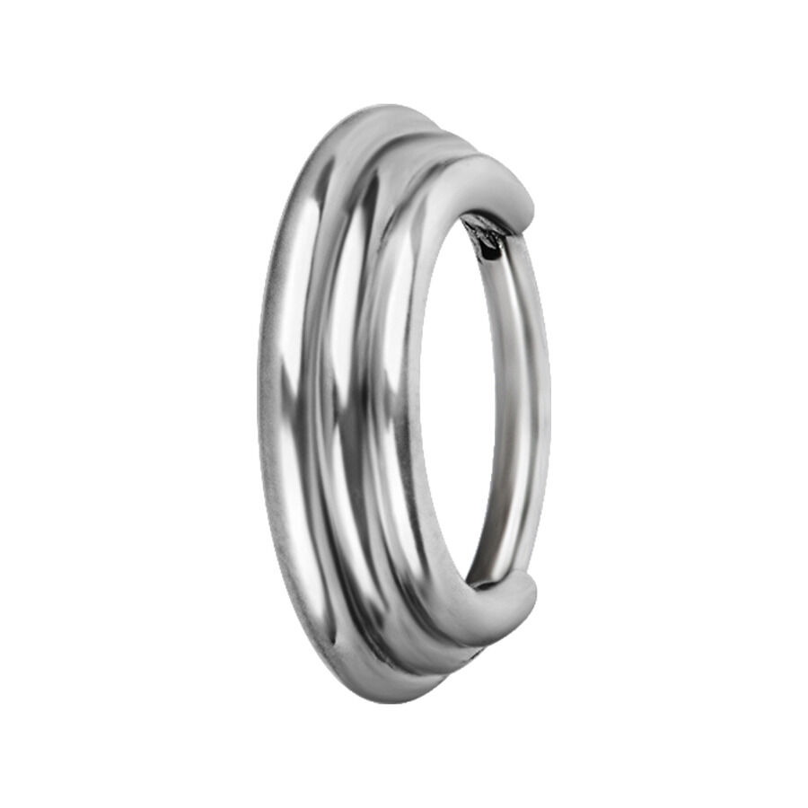Hopeinen septum-clicker kirurginteräksestä Hopeinen septum-clicker kirurginteräksestä valkoisella taustalla