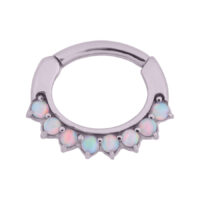 Hopeinen Opal Prong Clicker valkoisilla opaleilla valkoisella taustalla