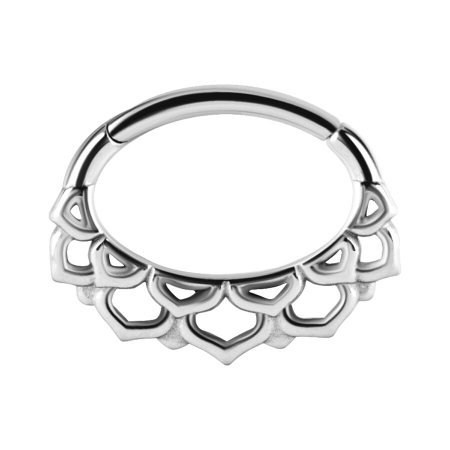 Hopeinen septum-clicker kukkamuotoisella designilla valkoisella taustalla