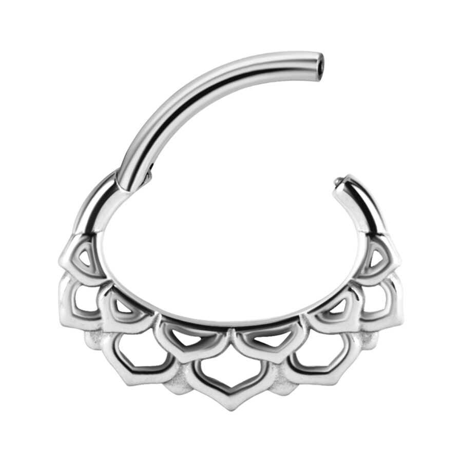 Hopeinen septum-clicker kukkamuodossa kirurginteräksestä valkoisella taustalla