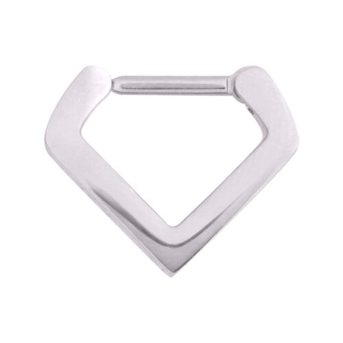 Hopeinen Triangle Septum Clicker kirurginteräksestä valkoisella taustalla