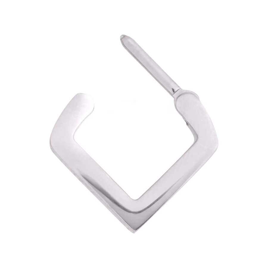 Tyylikäs hopeinen Triangle Septum Clicker Hopeinen Triangle Septum Clicker kirurginteräksestä valkoisella taustalla